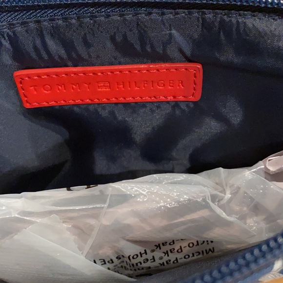 NEW Tommy Hilfiger Wristlet - Picture 6 of 7